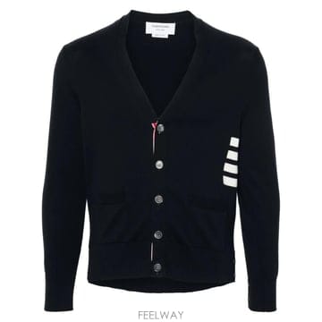 Thom Browne ���Ϲ�� ����� ��ư 4�� ������ �� V�� ����Ǵ��Ϲ�� ����� ��ư 4�� ������ �� V�� �����