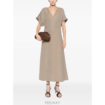 Brunello Cucinelli 26 FW ���ڷ� ��ġ�ڸ� ��Ҹ� Ʈ���� V�� �̵� �巹�� MH126AHE42C919504 TP46057426 FW ���ڷ� ��ġ�ڸ� ��Ҹ� Ʈ���� V�� �̵� �巹�� 